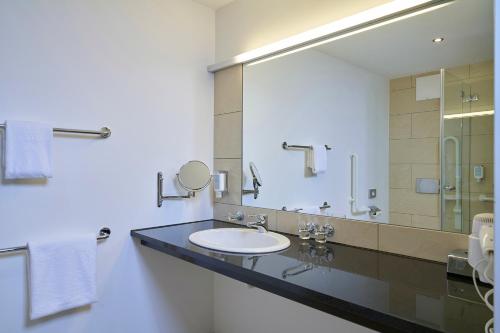 多恩比恩多恩比恩公平汽车旅馆的一间带水槽和大镜子的浴室