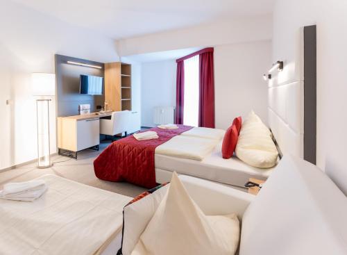 马格德堡斯塔德特菲尔德酒店的酒店客房带两张床和一间浴室