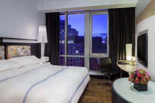 纽约纽约联合广场凯悦酒店的酒店客房设有一张床和一张带窗户的书桌