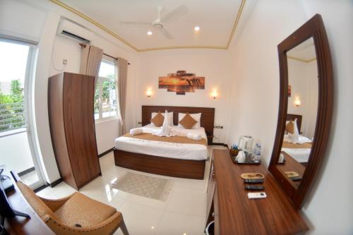 Negombo New Queen's Palace客房内的一张或多张床位