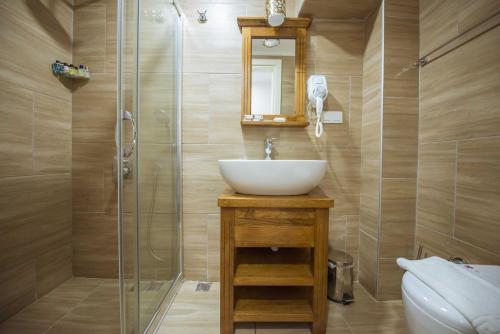 费特希耶Infinity City Hotel的一间带水槽和淋浴的浴室