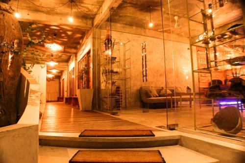 拉斯杜Club Gabbiano的客厅设有地板上的垫子和玻璃墙