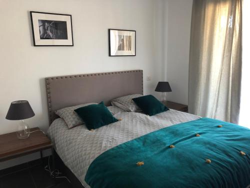 普罗普里亚诺波尔图钢琴公寓的一间卧室配有一张带绿色枕头的大床