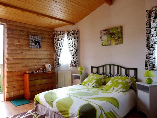Mareuil-sur-CherLes dauphins de Mareuil的一间卧室设有一张床和木墙
