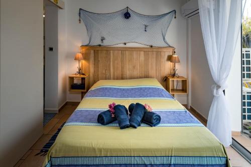 圣皮埃尔T2B Lagon Austral "parenthèse australe"的一间卧室配有一张床铺,其中两人躺在床上