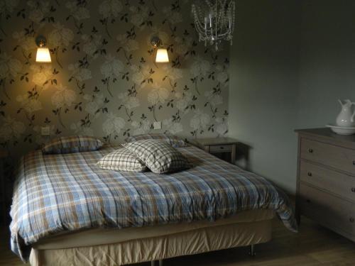 La Gleize特切奥斯住宿加早餐旅馆的一间卧室配有一张带花卉壁纸的床