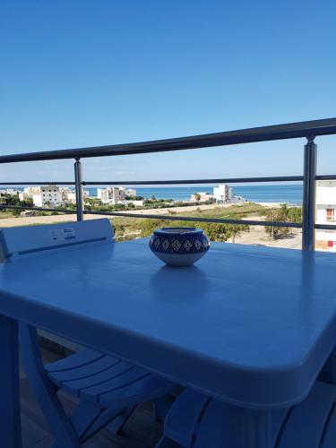 苏塞The Pearl Apartment Hammam Sousse WIFI的一张蓝色桌子,上面有一个碗