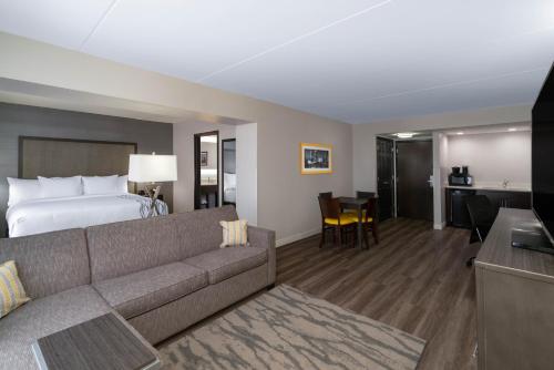罗利La Quinta by Wyndham Raleigh Downtown North的酒店客房设有一张沙发和一张床