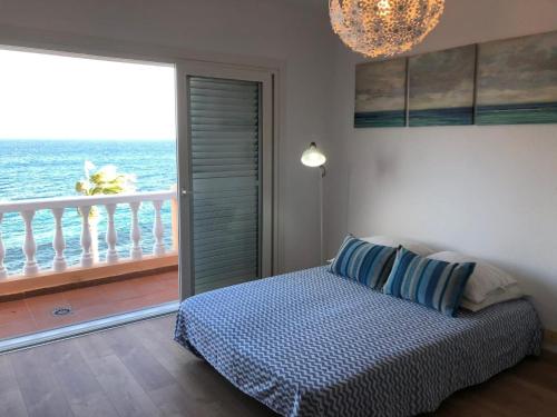 坎德拉里亚Blue relax Candelaria的一间卧室设有一张床和一个海景阳台