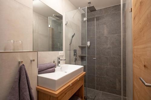 埃尔毛otto steiner appartements pension ellmau & wilder kaiser的一间带水槽和淋浴的浴室