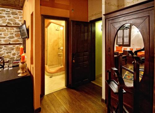 卡斯托里亚奥罗洛格普洛斯庄园豪华酒店的走廊上设有通往浴室的门