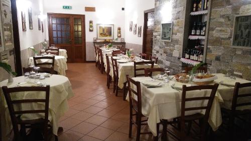 Settimo Vittone法尔科伊拉沃尔普酒店的餐厅的一排桌子,有白色桌布