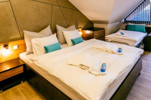 贝谢诺瓦Apartmán Dagmar的一间卧室配有两张带毛巾的床