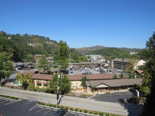 加特林堡Olde Gatlinburg Rentals的享有小镇空中景色,设有停车场