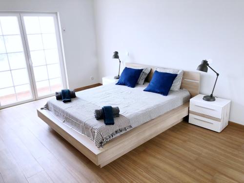 Villa Coracao Jacuzzi - 200m Beach & Sea View客房内的一张或多张床位