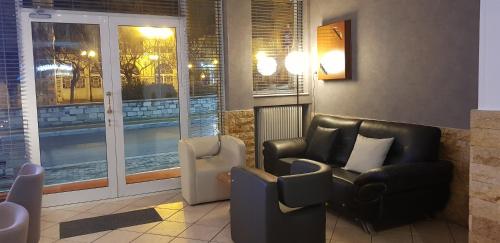 沃洛斯阿纳斯塔西娅酒店的一间带两把椅子和游泳池的客厅