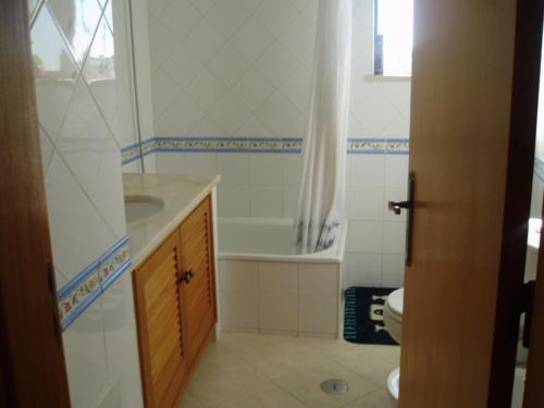 费拉古多Vigia Apartment的一间带水槽、浴缸和卫生间的浴室