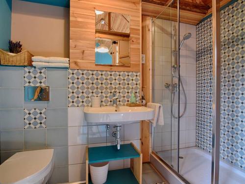 新鲁达Koko Ryku的一间带水槽、淋浴和卫生间的浴室