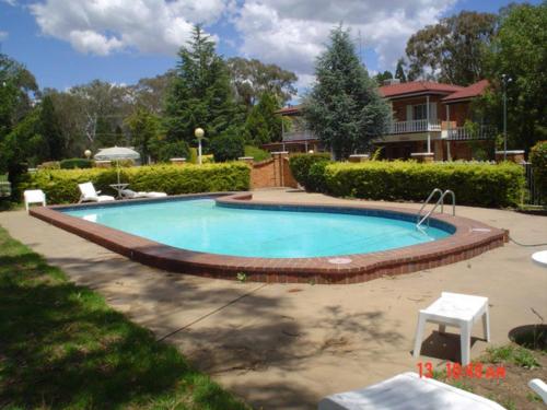 库纳巴拉布兰驿站汽车旅馆的一座带房子的庭院内的游泳池