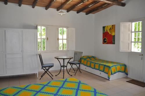 巴雷阿尔El Ensueño的卧室配有一张床和一张桌子及椅子