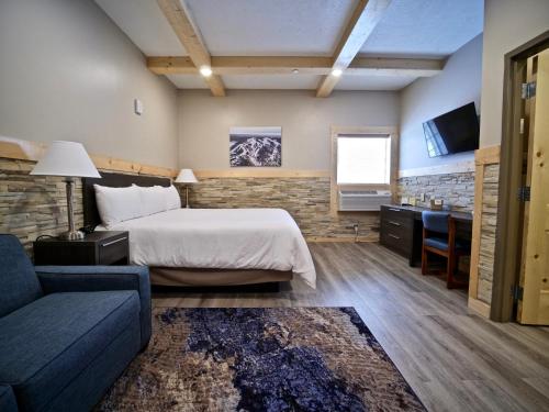 Harrietta卡贝尔费峰滑雪场及高尔夫度假村的酒店客房,配有床和沙发