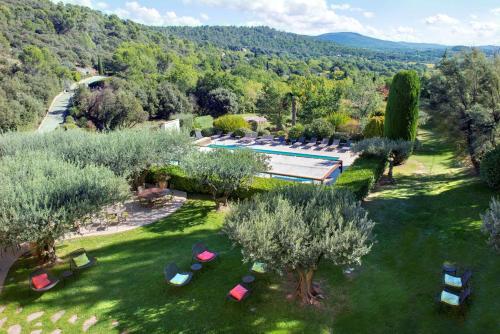 Moissac-BellevueLa Bastide du Calalou; BW Signature Collection的享有带游泳池和树木的花园的空中景致