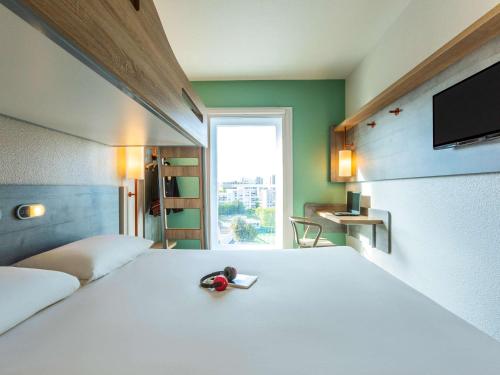 莱克朗兰比塞特尔宜必思巴黎意大利门西部快捷酒店的一间卧室,配有一张床和玩具
