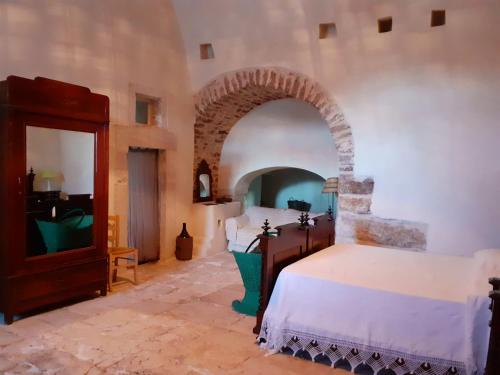 比谢列Posta Santa Croce的一间带两张床的卧室和一个拱门