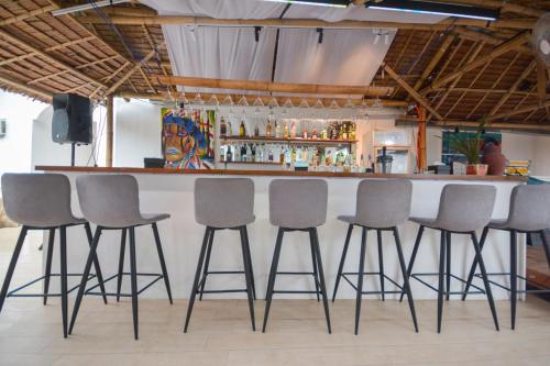 长滩岛长滩岛背包客旅舍的吧台前有六把椅子的酒吧
