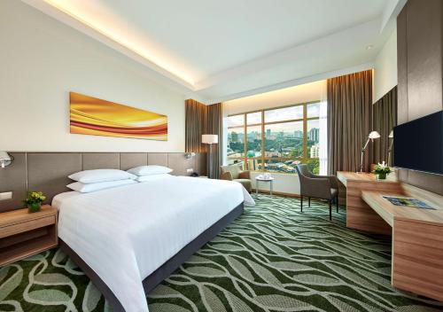 吉隆坡Sunway Lagoon Hotel , formerly Sunway Clio Hotel的酒店客房设有一张大床和一张书桌。
