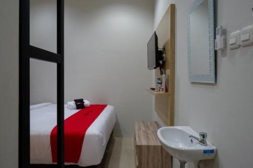 三宝垄RedDoorz @ Jalan Kartini Semarang的一间带床和水槽的小浴室
