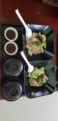 华欣Hua Hin Lae I Aoon的桌上有两盘带勺子的食物