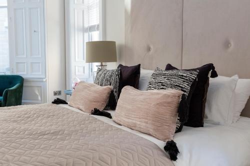 爱丁堡莱恩酒店的卧室配有带枕头的白色床
