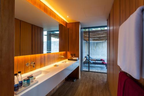 卡马拉海滩The Naka Phuket, a Member of Design Hotels - SHA Extra Plus的一间带水槽和大镜子的浴室