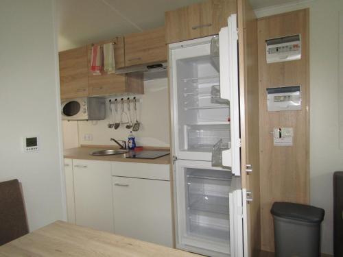 拉赫塔尔Mobilheim Adler Horst的一间厨房,里面装有空冰箱