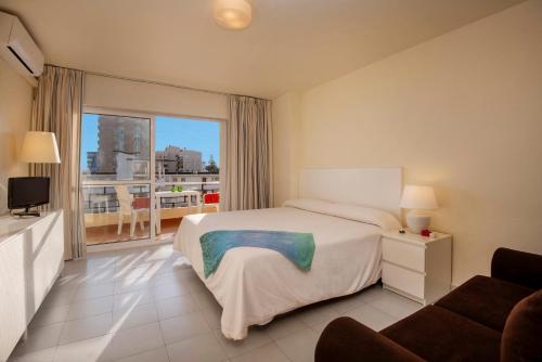 多列毛利诺斯努克里奥克里斯塔尔公寓的酒店客房设有一张床和一个阳台。