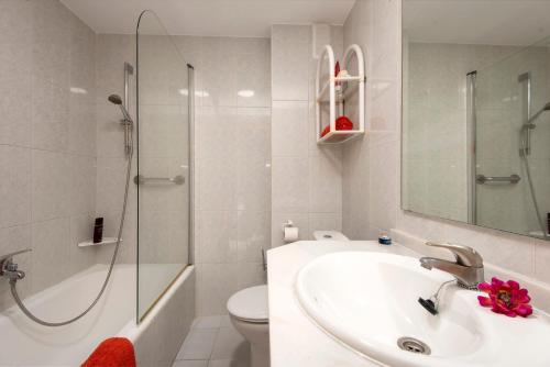 多列毛利诺斯努克里奥克里斯塔尔公寓的一间带水槽、淋浴和卫生间的浴室