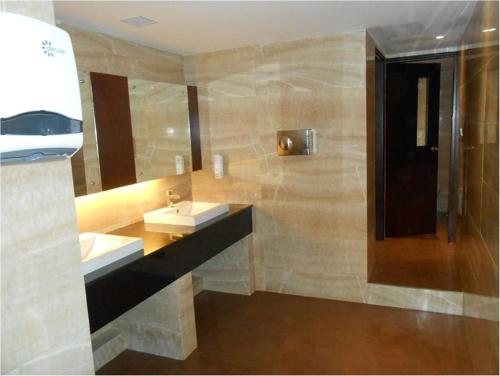 特里凡得琅The South Park Hotel的浴室设有2个水槽和镜子