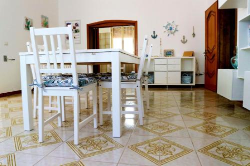 皮佐Casadamarepg Gallipoli的厨房配有白色的桌子和两把椅子