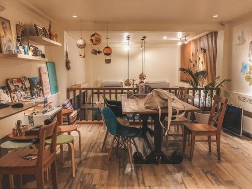 曼谷美好一天旅舍的一间带桌椅的用餐室