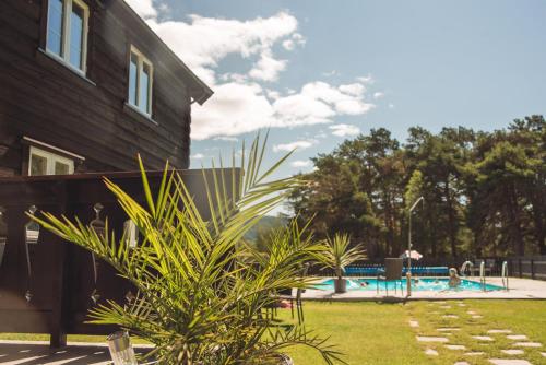 Dovre托福默旅馆的一座带游泳池的庭院