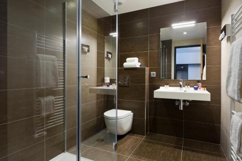 巴黎Simon's Boutique Hôtel的浴室配有卫生间、盥洗盆和淋浴。
