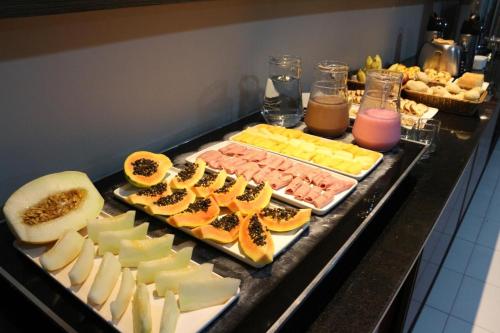 累西腓美好旅行酒店的自助餐,包括多种不同的奶酪和水果