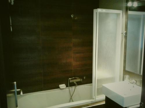 沃洛斯凯普赛狄酒店的带淋浴和盥洗盆的浴室