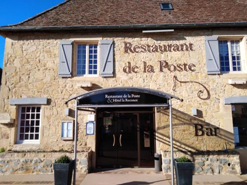 PoissonHôtel La Reconce的一座建筑,上面有读过麦芽酒餐厅的标志