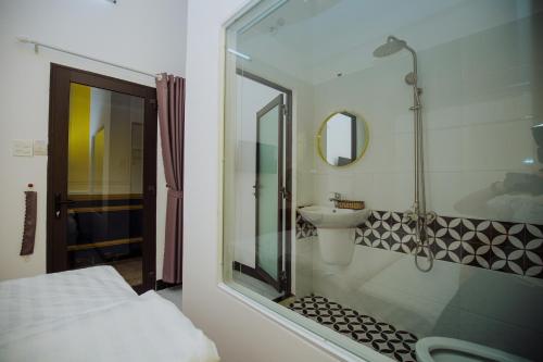 绥和市Rome Hostel的带淋浴和盥洗盆的浴室