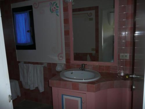 巴哈撒丁岛Cormorani Alti的一间带水槽和镜子的浴室