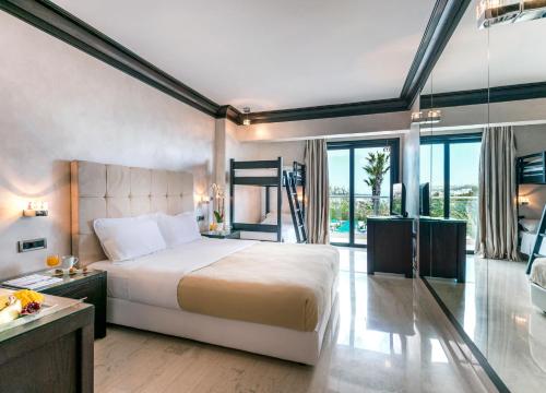 法里拉基Mitsis Faliraki的一间卧室设有一张大床和玻璃墙