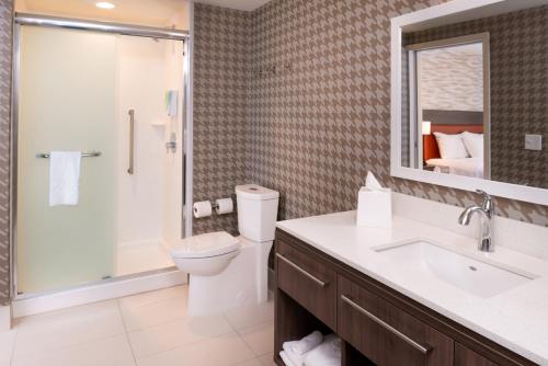 哥伦布Home2 Suites By Hilton Columbus/West, OH的浴室配有卫生间、淋浴和盥洗盆。