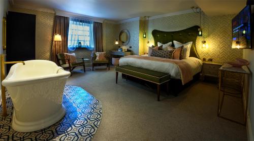 剑桥Gonville Hotel的一间酒店客房 - 带一张床和一间浴室
